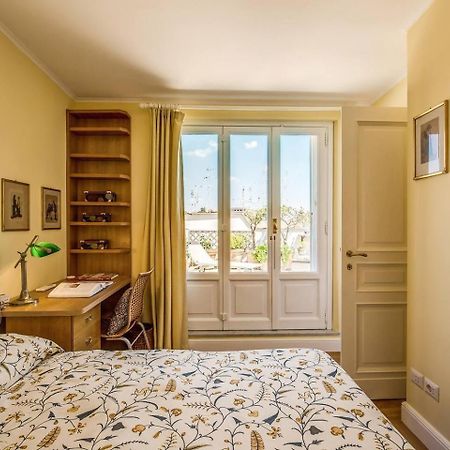 Attic With Terrace Overlooking St Peters Basilica Rome Exterior photo