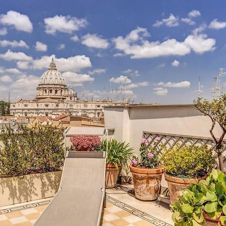 Attic With Terrace Overlooking St Peters Basilica Rome Exterior photo