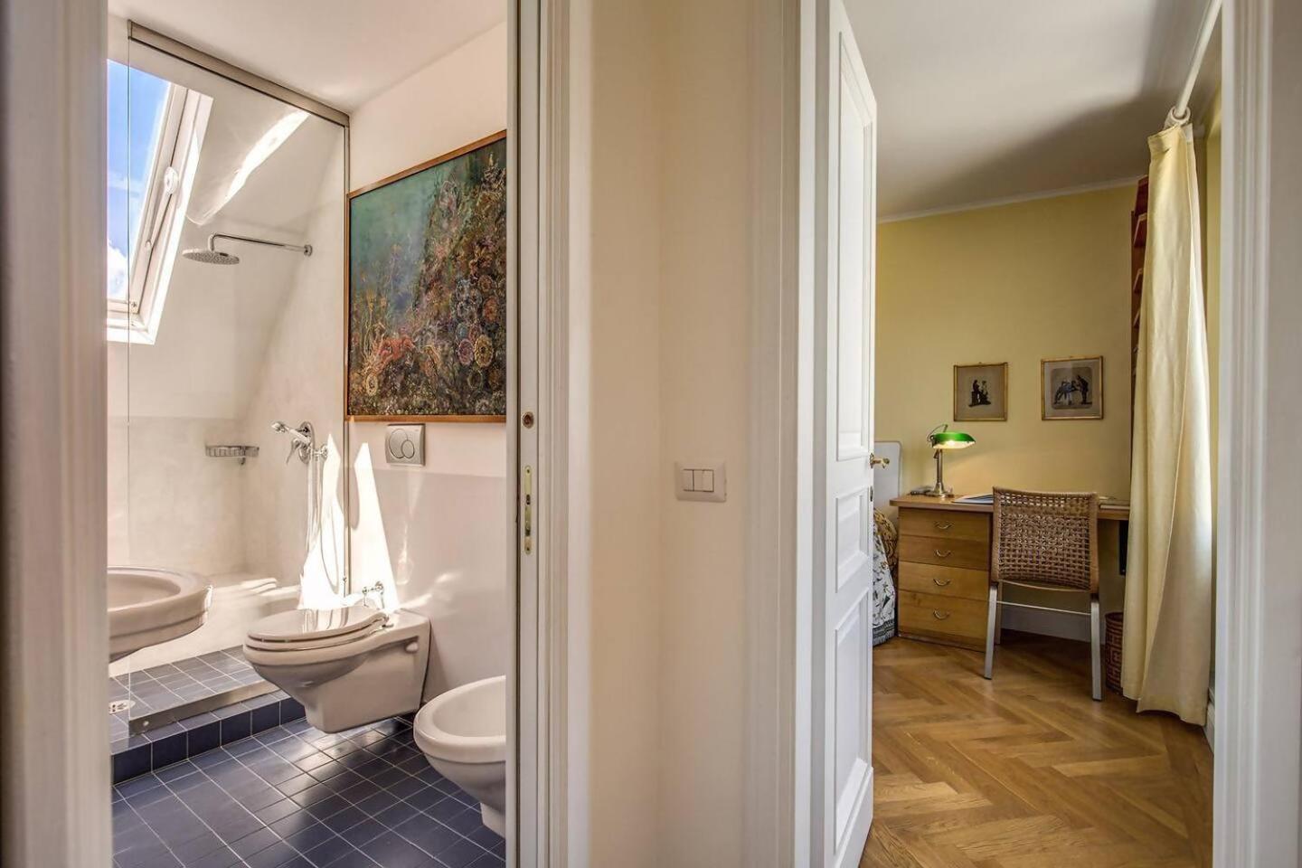 Attic With Terrace Overlooking St Peters Basilica Rome Exterior photo