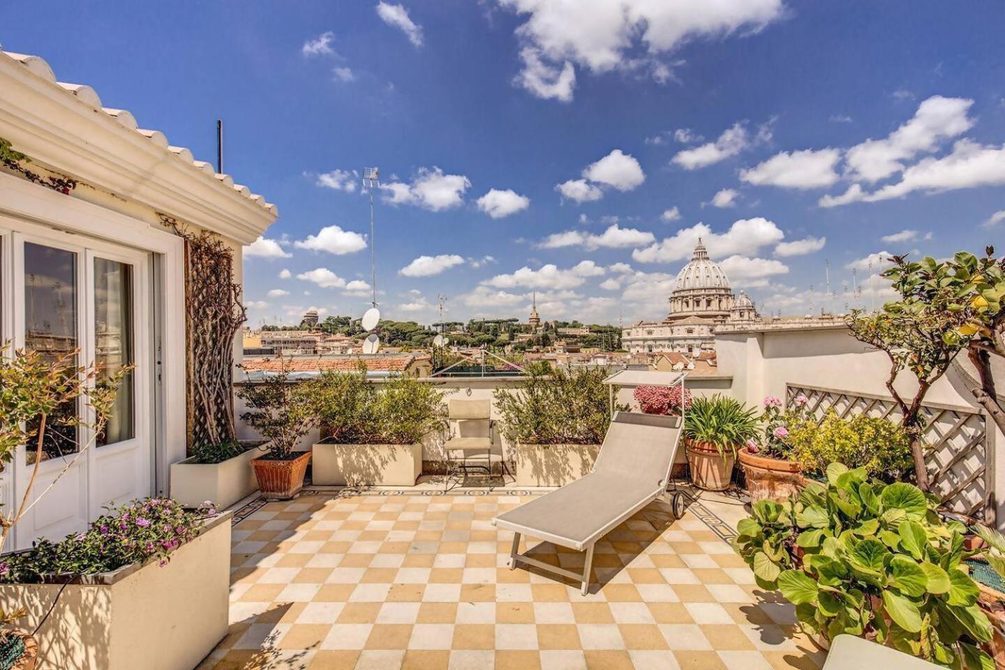 Attic With Terrace Overlooking St Peters Basilica Rome Exterior photo