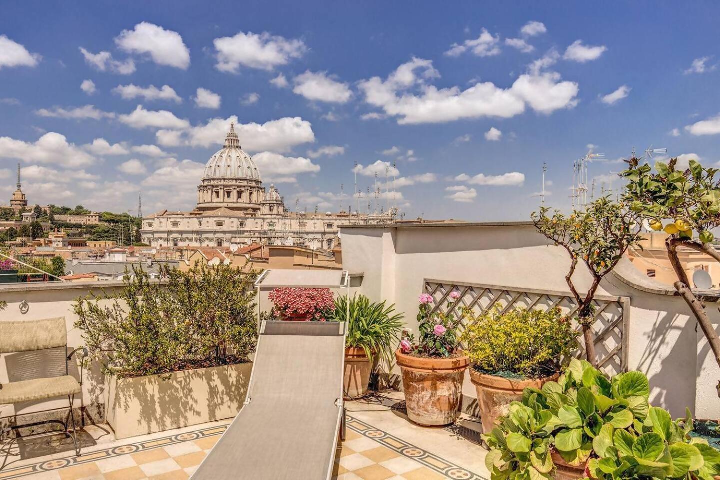 Attic With Terrace Overlooking St Peters Basilica Rome Exterior photo